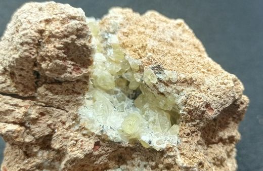 Apatito esparraguina (Cristales en matriz)