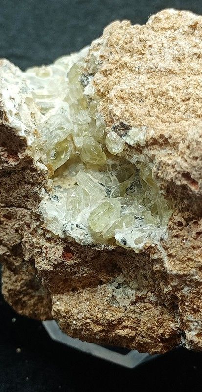 Apatito esparraguina (Cristales en matriz)