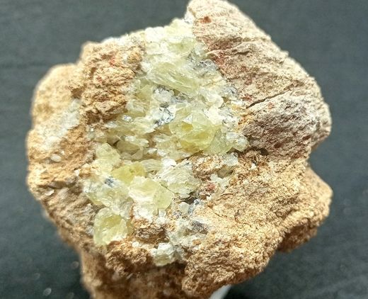 Apatito esparraguina (Cristales en matriz)