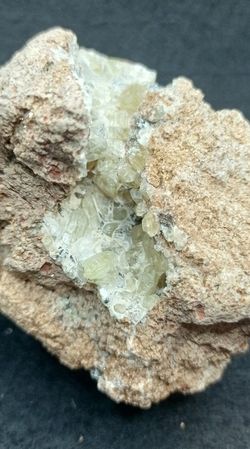 Apatito esparraguina (Cristales en matriz)