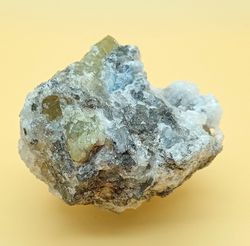 Apatito esparraguina (Cristal en matriz)