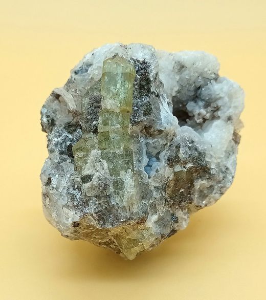 Apatito esparraguina (Cristal en matriz)