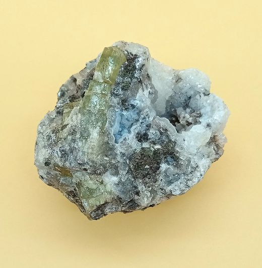 Apatito esparraguina (Cristal en matriz)
