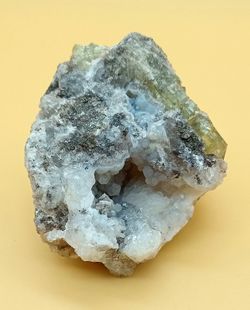 Apatito esparraguina (Cristal en matriz)