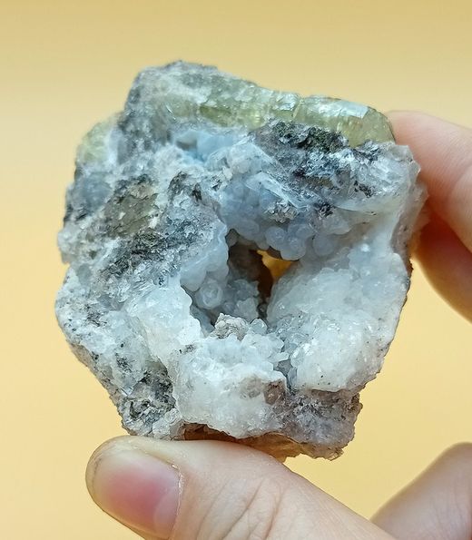 Apatito esparraguina (Cristal en matriz)