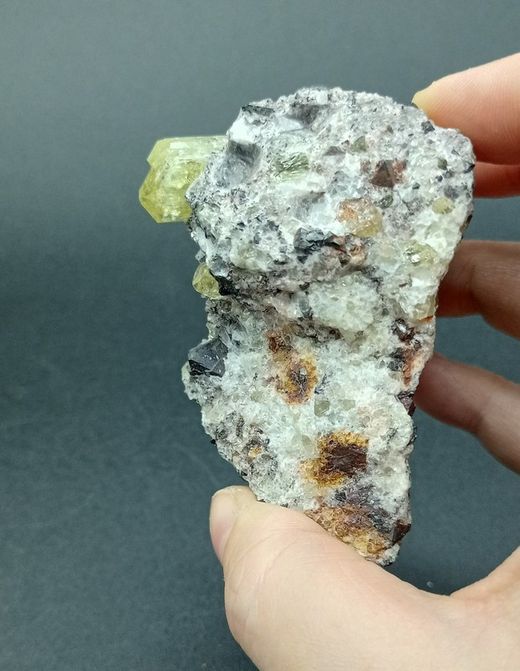 Apatito esparraguina cristales principal en matriz de cuarzo