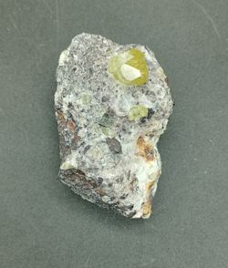 Apatito esparraguina cristales principal en matriz de cuarzo