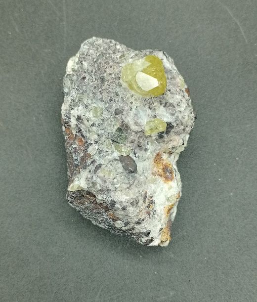 Apatito esparraguina cristales principal en matriz de cuarzo