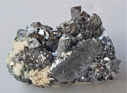 Arsenopirita agrupación de cristales sobre masa