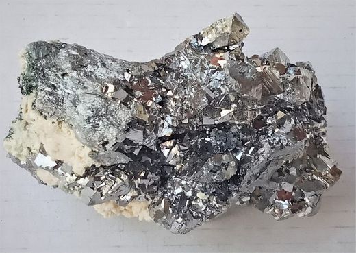 Arsenopirita agrupación de cristales sobre masa