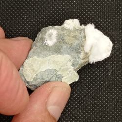 Artinita (agregados radiales en matriz)