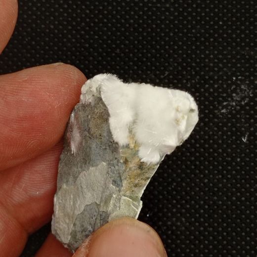 Artinita (agregados radiales en matriz)