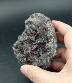 Axinita (Mn) y Cuarzo. Grupo de cristales