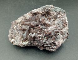 Axinita (Mn) y Cuarzo. Grupo de cristales