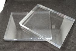 Base de metacrilato de 100x75x10 mm.