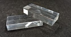 Base de metacrilato de 50x20x10 mm.