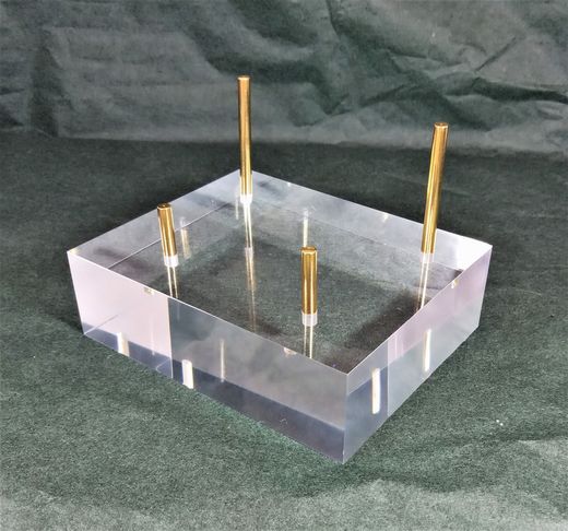 Base metacrilato 100x80x30 mm. con 4 varillas de latón dorado