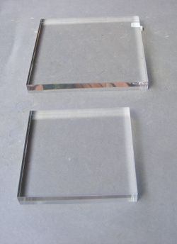 Base metacrilato lisa 100x100x10 mm.