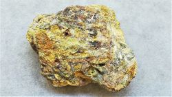 Bindheimita masa con presencia de agregados fibrosos