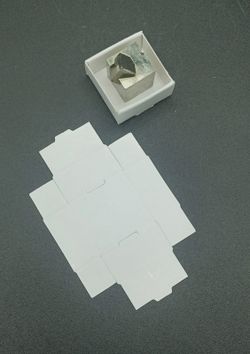 Caja plegable de cartón. 3x3 cm. Pack de 100 unidades
