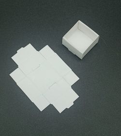 Caja plegable de cartón. 3x3 cm. Pack de 500 unidades