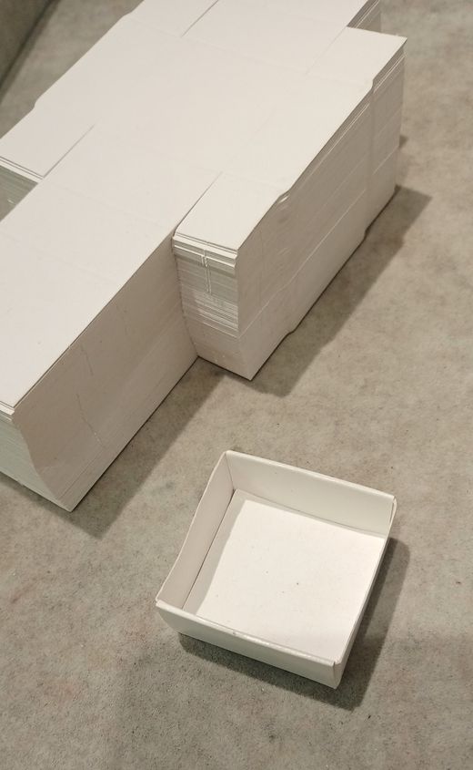 Caja plegable de cartón. 4x4 cm. Pack de 100 unidades