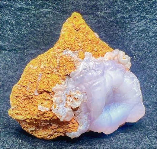 Calcedonia Rosa en matriz