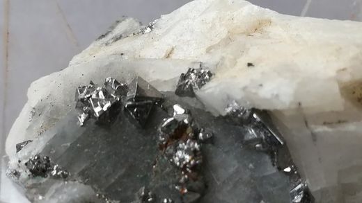 Carrolita (Cristales octaédricos en matriz)
