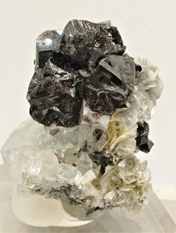 Casiterita en "pico de estaño" con Moscovita