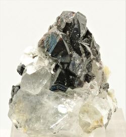 Casiterita en "pico de estaño" con Moscovita