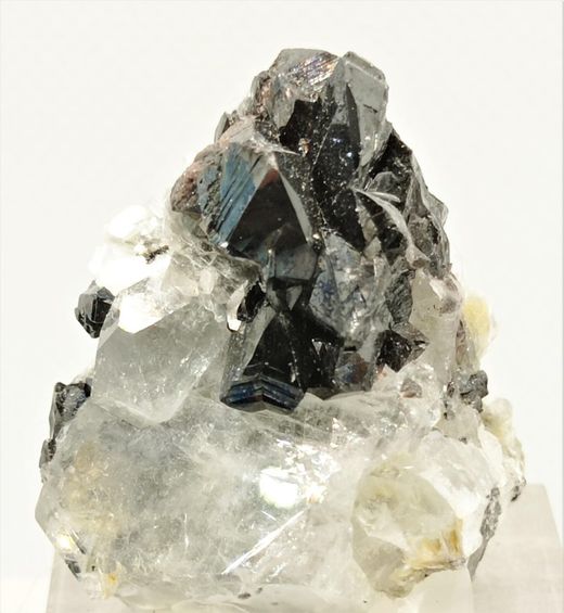 Casiterita en "pico de estaño" con Moscovita