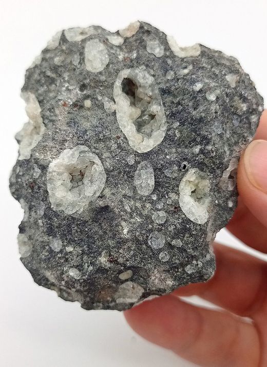 Chabasita (Pequñas geodas en Basalto)