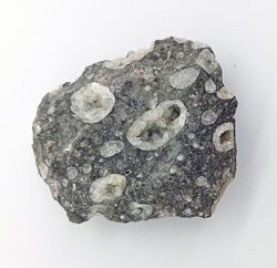 Chabasita (Pequñas geodas en Basalto)