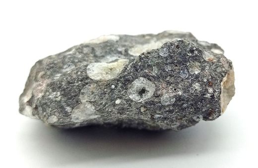Chabasita (Pequñas geodas en Basalto)