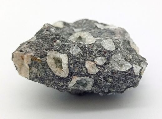 Chabasita (Pequñas geodas en Basalto)