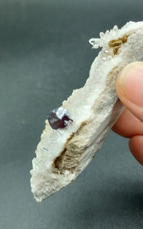 Cinabrio con microcristales de cuarzo