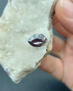 Cinabrio con microcristales de cuarzo