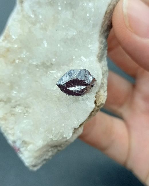 Cinabrio con microcristales de cuarzo