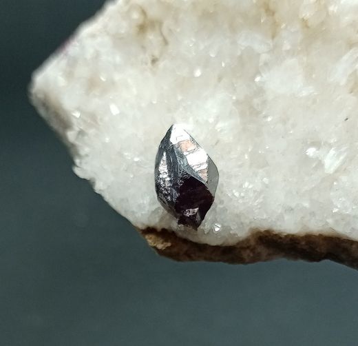 Cinabrio con microcristales de cuarzo