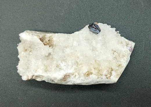 Cinabrio con microcristales de cuarzo