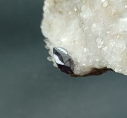 Cinabrio con microcristales de cuarzo