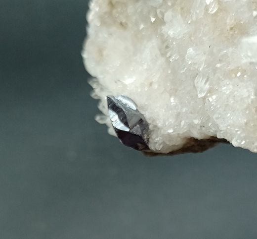 Cinabrio con microcristales de cuarzo