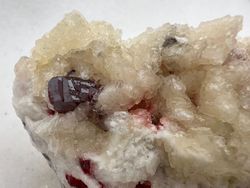 Cinabrio (Cristales en geoda de Dolomita)