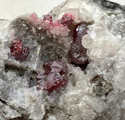 Cinabrio (Cristales en geoda de Dolomita)