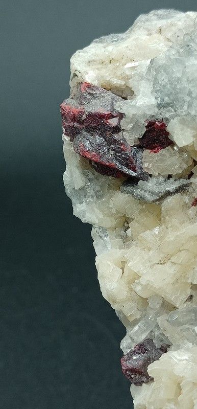Cinabrio (macla de penetración) con Dolomita