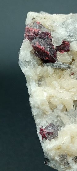 Cinabrio (macla de penetración) con Dolomita