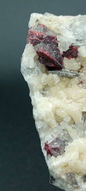 Cinabrio (macla de penetración) con Dolomita