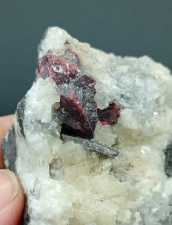 Cinabrio (macla de penetración) con Dolomita