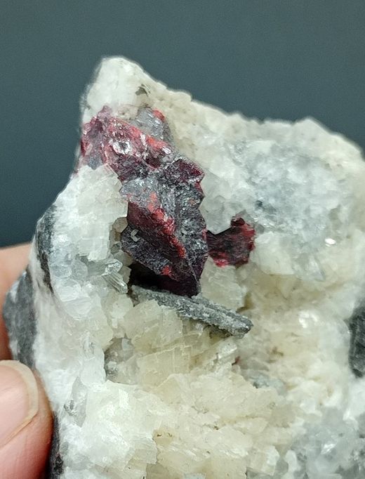 Cinabrio (macla de penetración) con Dolomita