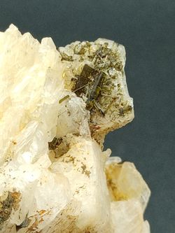 Clevelandita con Turmalina verde